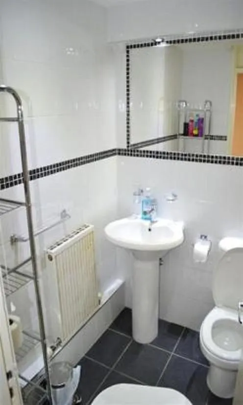 Victoria Centre Two Bedroom Apartments - City Centre In The Victoria Centre Shopping Centre Next To The Hilton Hotel With Kitchen And 4 Beds - Parking For Cars Or High Top Vans From Five Pounds A Day - Sunday 2Pm Check-Out - Flash Sale - Nottingham