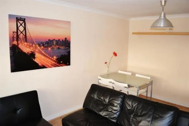 Victoria Centre Studio Apartments - City Centre In The Victoria Centre Shopping Centre Next To The Hilton Hotel With Kitchen And Up To 4 Beds - Parking For Cars Or High Top Vans At Five Pounds A Day - Cook As You Would At Home - Sunday 1Pm Check-Out Nottingham