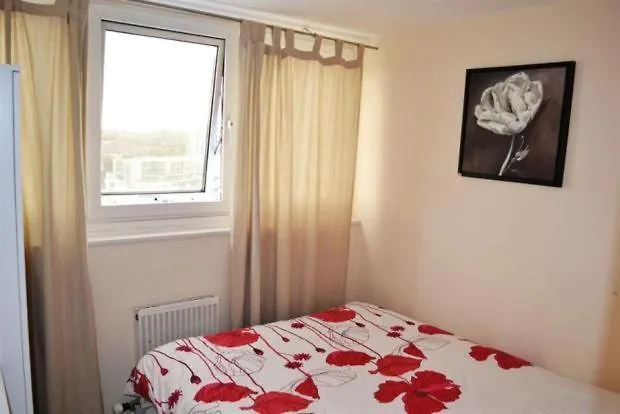 Victoria Centre Studio Apartments - City Centre In The Victoria Centre Shopping Centre Next To The Hilton Hotel With Kitchen And Up To 4 Beds - Parking For Cars Or High Top Vans At Five Pounds A Day - Cook As You Would At Home - Sunday 1Pm Check-Out