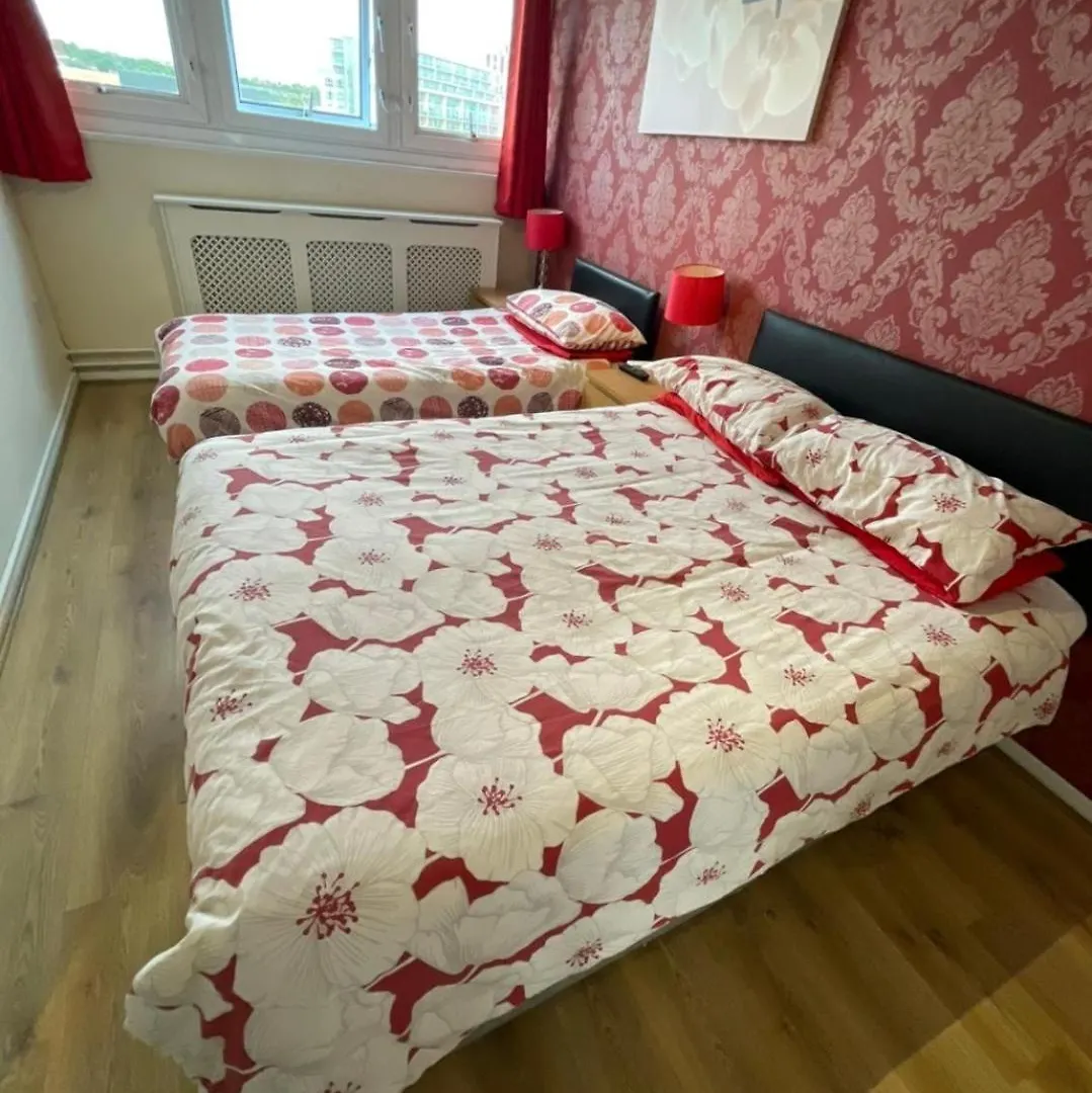 Victoria Centre Two Bedroom Apartments - City Centre In The Victoria Centre Shopping Centre Next To The Hilton Hotel With Kitchen And 4 Beds - Parking For Cars Or High Top Vans From Five Pounds A Day - Sunday 2Pm Check-Out - Flash Sale - Nottingham 0*,