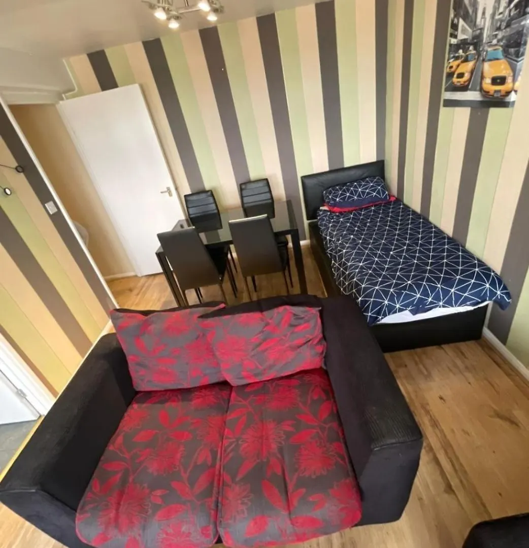 Victoria Centre Two Bedroom Apartments - City Centre In The Victoria Centre Shopping Centre Next To The Hilton Hotel With Kitchen And 4 Beds - Parking For Cars Or High Top Vans From Five Pounds A Day - Sunday 2Pm Check-Out - Flash Sale - Nottingham