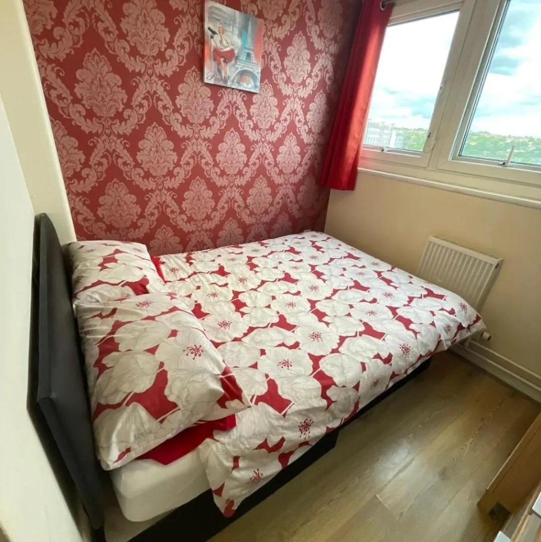 Victoria Centre Two Bedroom Apartments - City Centre In The Victoria Centre Shopping Centre Next To The Hilton Hotel With Kitchen And 4 Beds - Parking For Cars Or High Top Vans From Five Pounds A Day - Sunday 2Pm Check-Out - Flash Sale - Nottingham