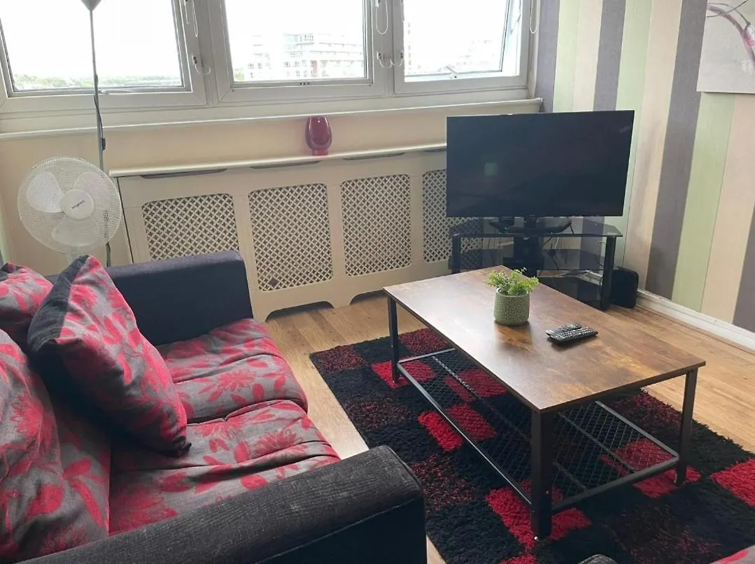 Victoria Centre Two Bedroom Apartments - City Centre In The Victoria Centre Shopping Centre Next To The Hilton Hotel With Kitchen And 4 Beds - Parking For Cars Or High Top Vans From Five Pounds A Day - Sunday 2Pm Check-Out - Flash Sale - Nottingham
