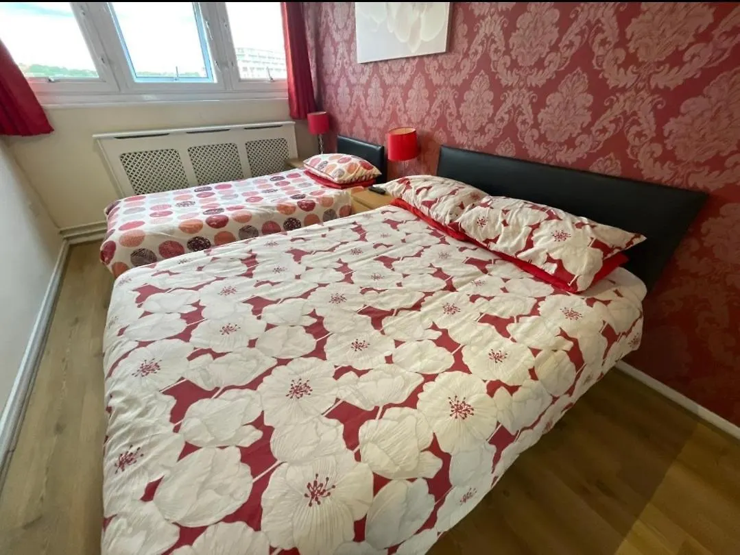 Victoria Centre Two Bedroom Apartments - City Centre In The Victoria Centre Shopping Centre Next To The Hilton Hotel With Kitchen And 4 Beds - Parking For Cars Or High Top Vans From Five Pounds A Day - Sunday 2Pm Check-Out - Flash Sale - Nottingham