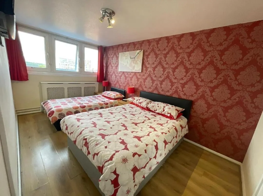 Victoria Centre Two Bedroom Apartments - City Centre In The Victoria Centre Shopping Centre Next To The Hilton Hotel With Kitchen And 4 Beds - Parking For Cars Or High Top Vans From Five Pounds A Day - Sunday 2Pm Check-Out - Flash Sale - Nottingham 0*,