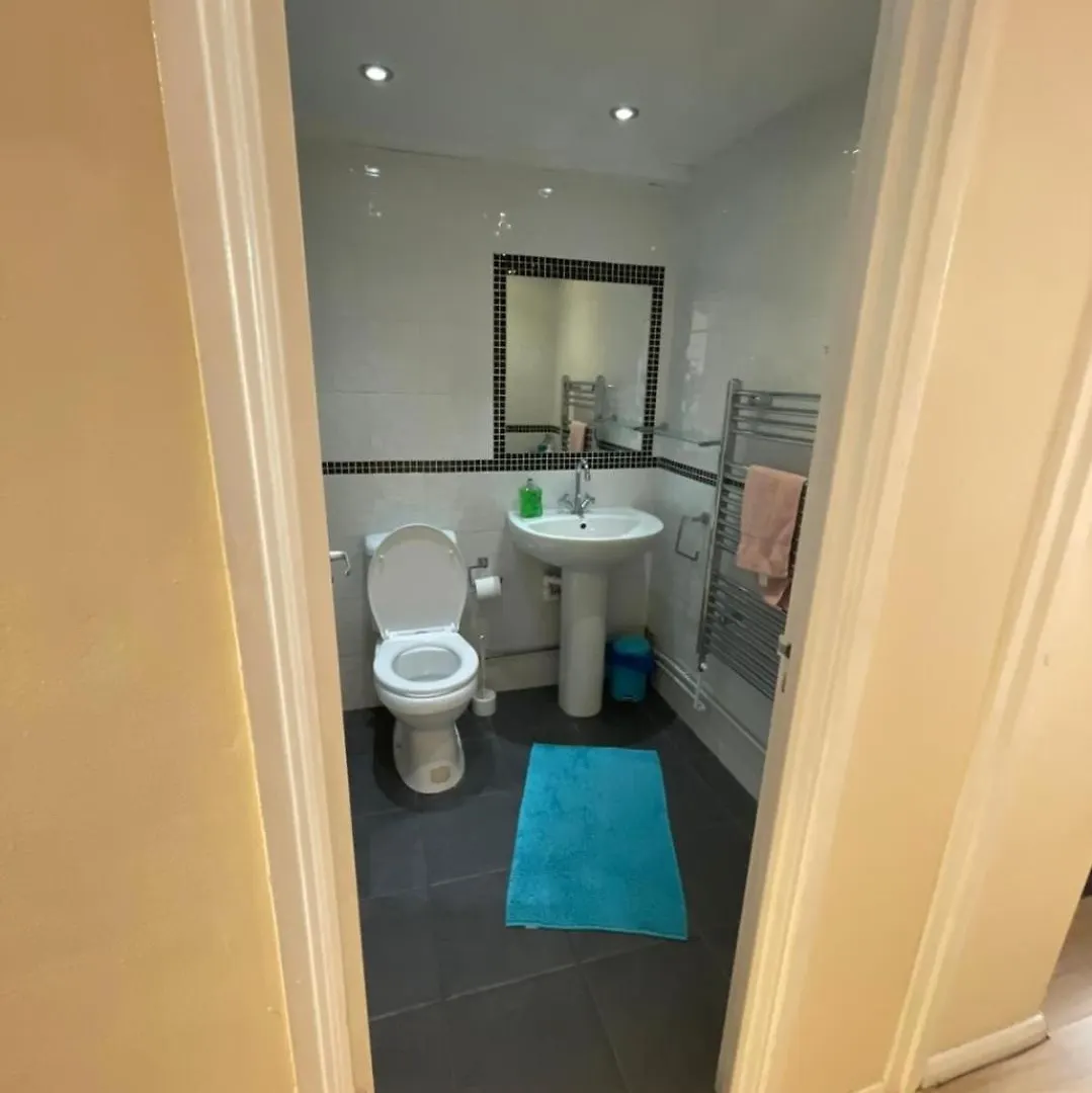 Victoria Centre Two Bedroom Apartments - City Centre In The Victoria Centre Shopping Centre Next To The Hilton Hotel With Kitchen And 4 Beds - Parking For Cars Or High Top Vans From Five Pounds A Day - Sunday 2Pm Check-Out - Flash Sale - Nottingham
