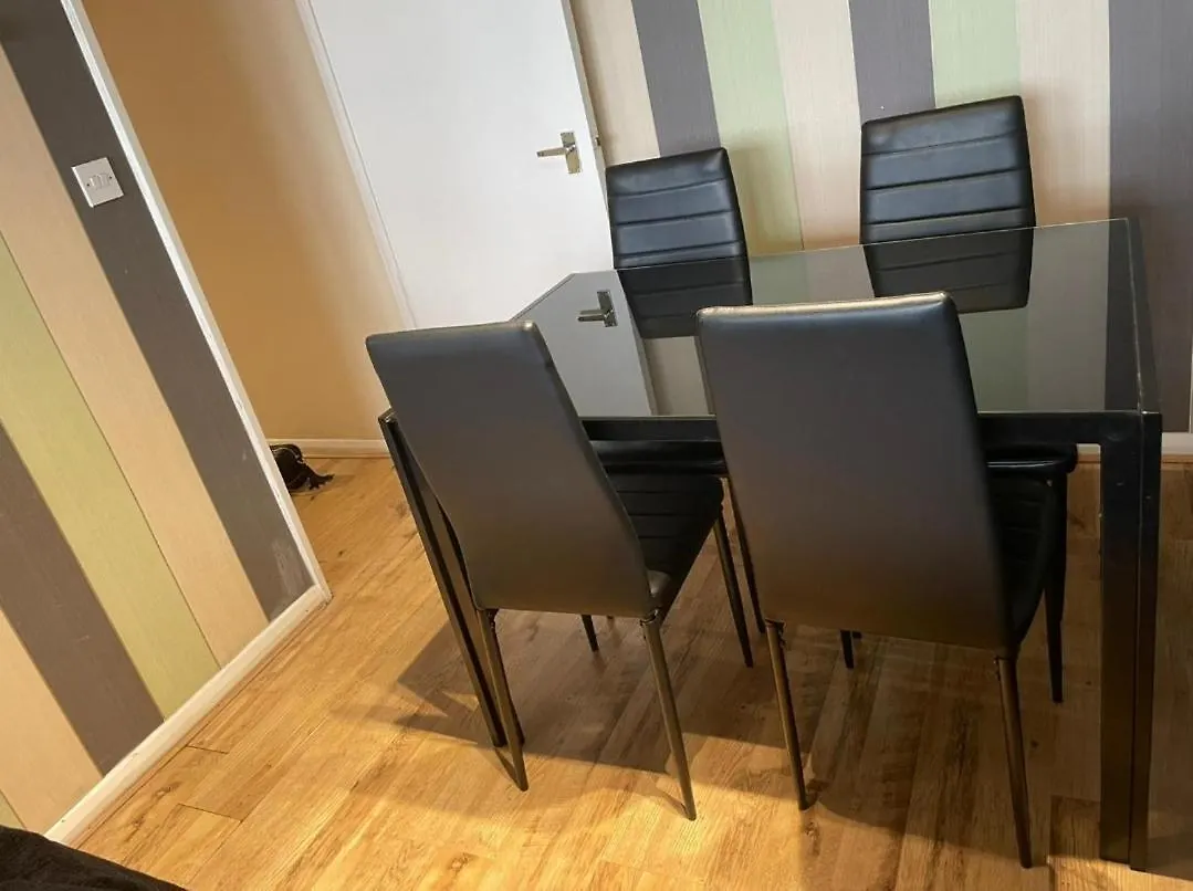 Victoria Centre Two Bedroom Apartments - City Centre In The Victoria Centre Shopping Centre Next To The Hilton Hotel With Kitchen And 4 Beds - Parking For Cars Or High Top Vans From Five Pounds A Day - Sunday 2Pm Check-Out - Flash Sale - Nottingham