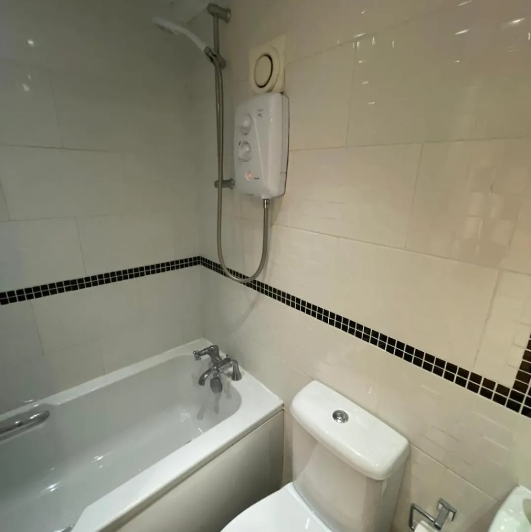 Victoria Centre Two Bedroom Apartments - City Centre In The Victoria Centre Shopping Centre Next To The Hilton Hotel With Kitchen And 4 Beds - Parking For Cars Or High Top Vans From Five Pounds A Day - Sunday 2Pm Check-Out - Flash Sale - Nottingham