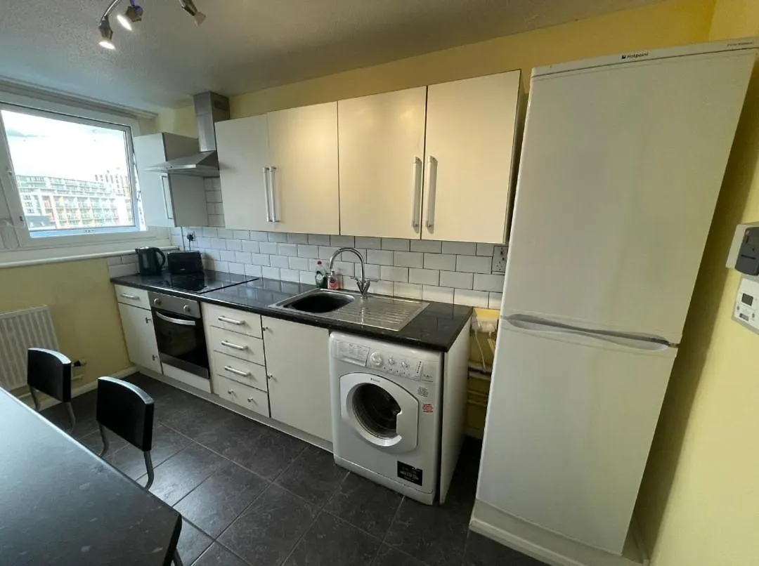 Victoria Centre Two Bedroom Apartments - City Centre In The Victoria Centre Shopping Centre Next To The Hilton Hotel With Kitchen And 4 Beds - Parking For Cars Or High Top Vans From Five Pounds A Day - Sunday 2Pm Check-Out - Flash Sale - Nottingham 0*,  United Kingdom