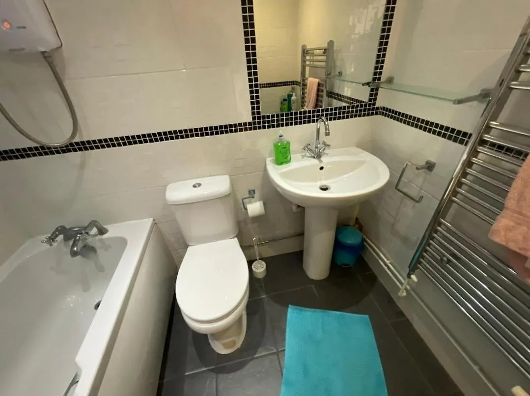 Victoria Centre Two Bedroom Apartments - City Centre In The Victoria Centre Shopping Centre Next To The Hilton Hotel With Kitchen And 4 Beds - Parking For Cars Or High Top Vans From Five Pounds A Day - Sunday 2Pm Check-Out - Flash Sale - Nottingham