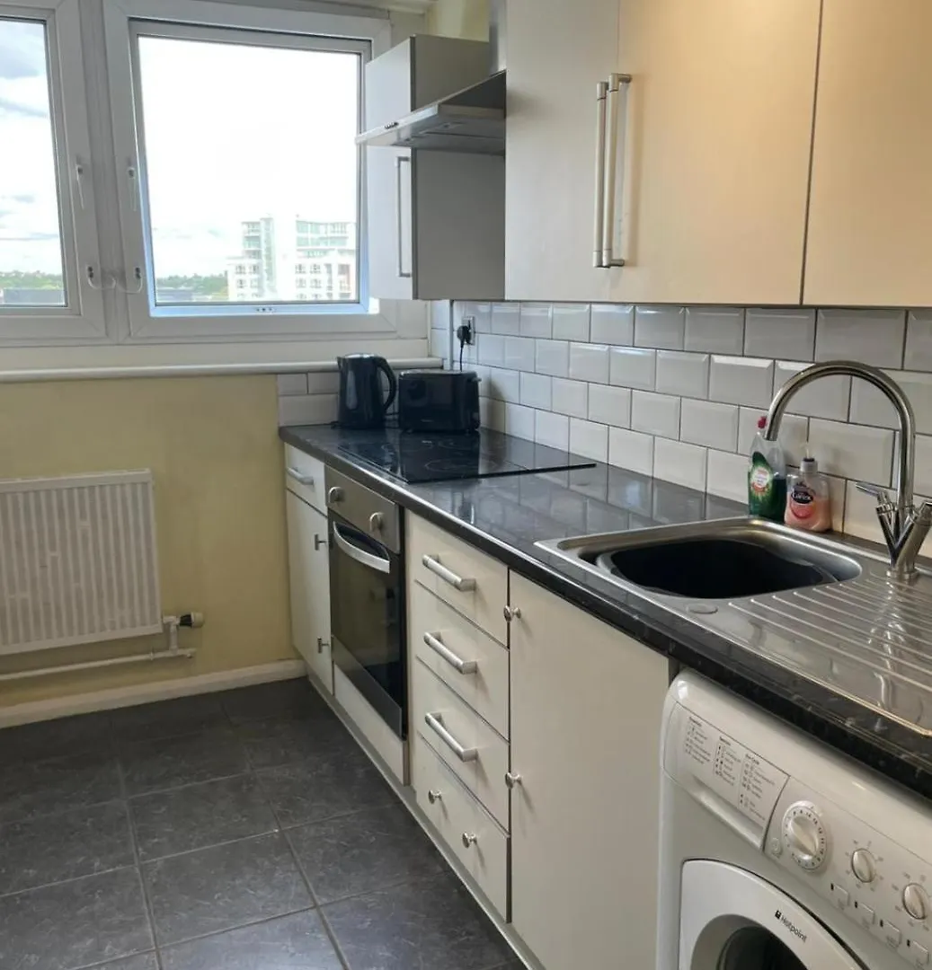 Victoria Centre Two Bedroom Apartments - City Centre In The Victoria Centre Shopping Centre Close To The Motorpoint Arena - With Kitchen And 4 Beds - Parking For Cars Or High Top Vans From Five Pounds A Day -Sunday 2Pm Check-Out - Flash Sale - Nottingham